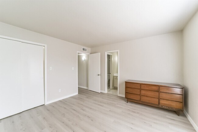 Building Photo - 6202 Skyline Dr