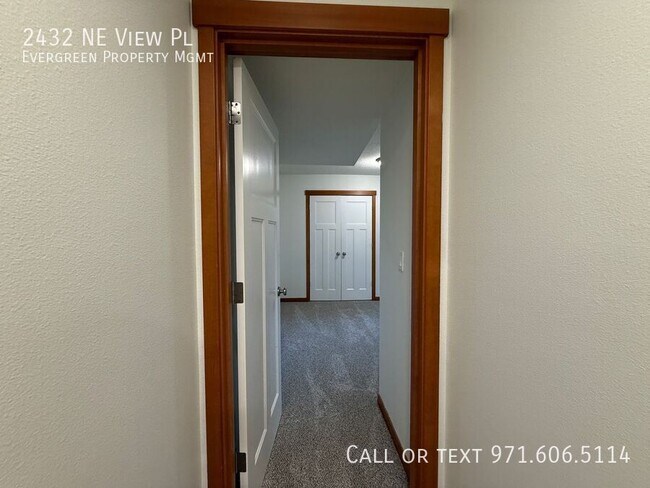 Building Photo - 2432 NE View Pl