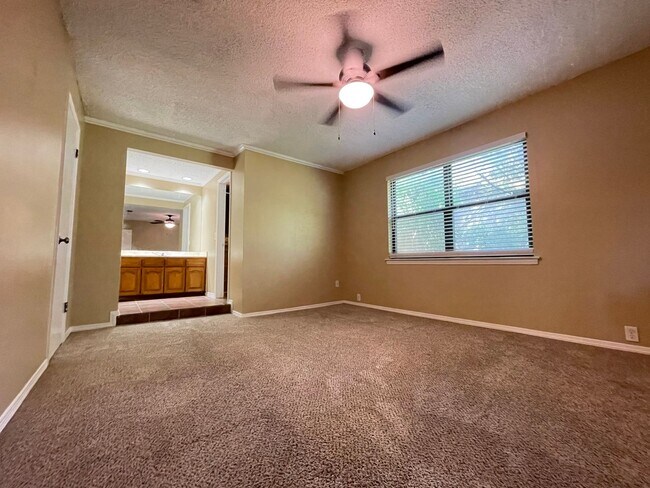 Building Photo - 3 Bedroom 2 Bath and 2 Car Garage