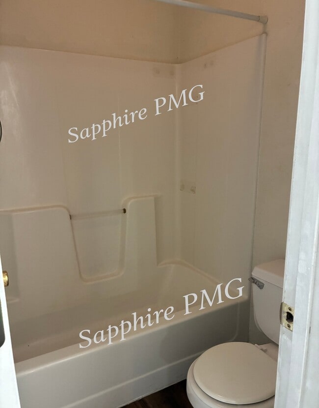 Building Photo - 5621 N Northwood Terrace