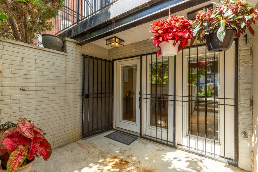 Building Photo - 2432 Ontario Rd NW