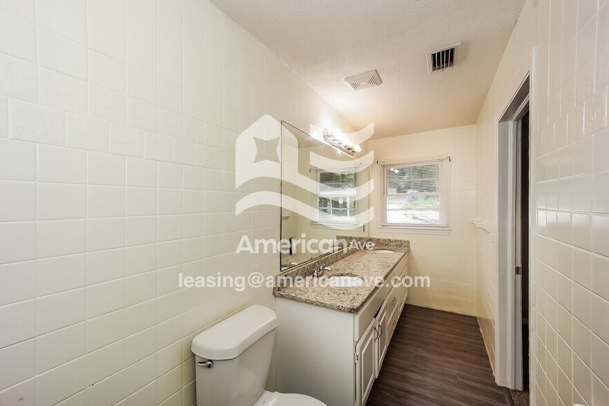 Building Photo - 3912 Mosley Dr