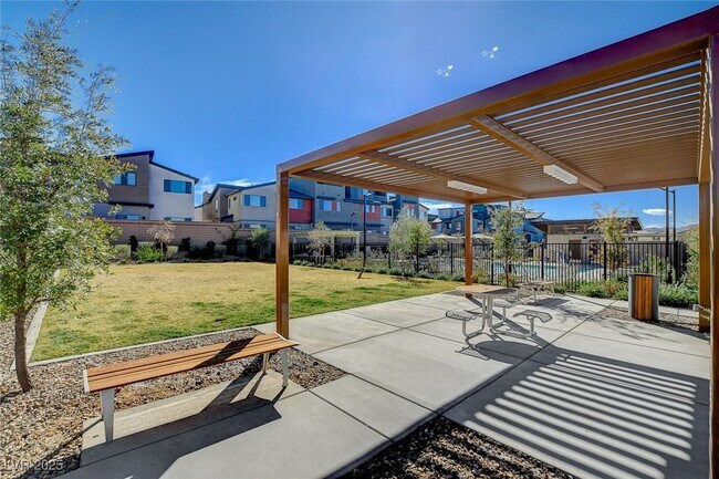 Building Photo - 3354 Via Strada St