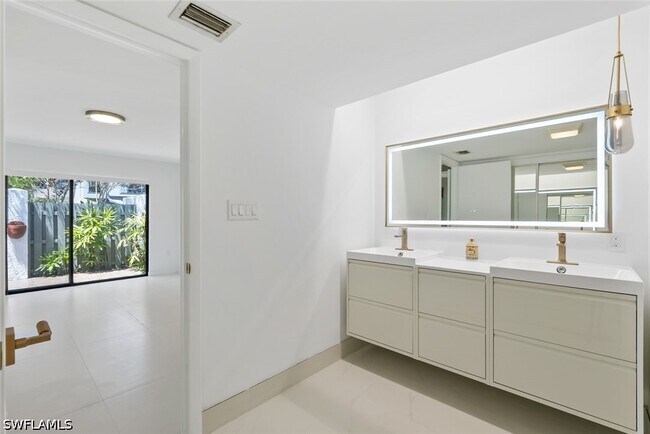 Building Photo - 879 Meadowland Dr