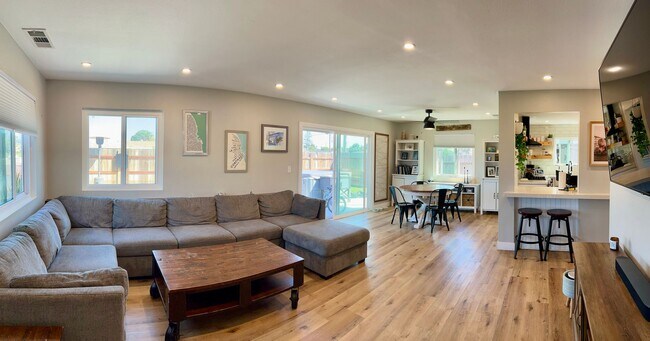 Building Photo - Two story 3 bedroom/2.5 bath home on corne...