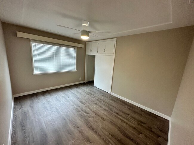 Building Photo - Renovated in 2023!! 4BD/2BA; Quick Walk to Campus (Lease out, pending signatures. Check back in a...