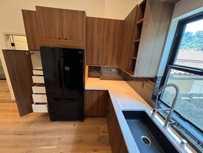 Building Photo - 2111 Hyperion Ave