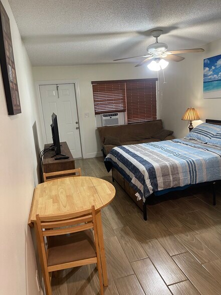 Building Photo - 1121 SW 22nd Ave