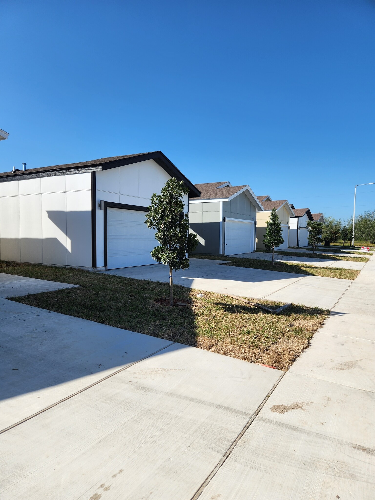 Building Photo - 2707 W Kerria Ave