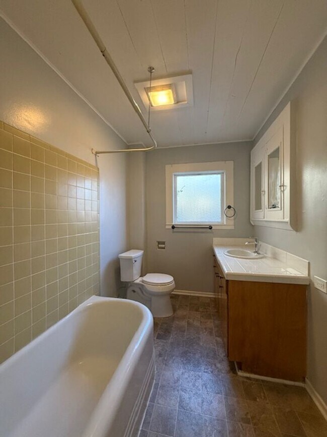 Building Photo - Updated ground floor unit in vintage duple...