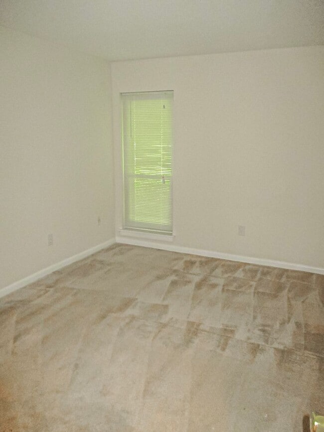 Building Photo - Charming 2 Bed 1 Bath Apartment With Paved...