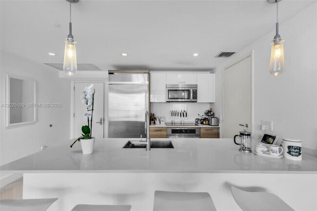 Building Photo - 1300 Brickell Bay Dr