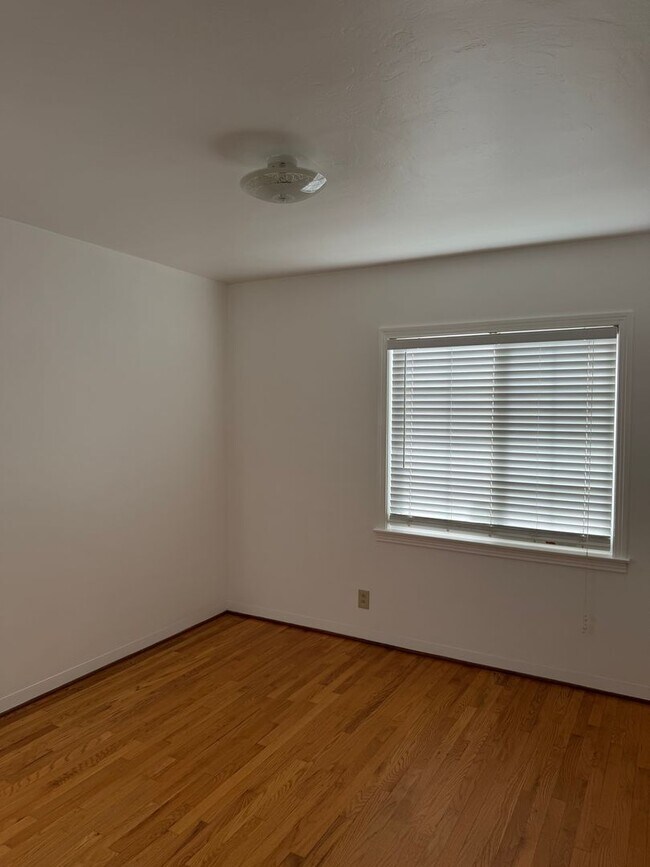 Building Photo - For Rent: Updated 2 Bed / 1 Bath Home in West Sacramento