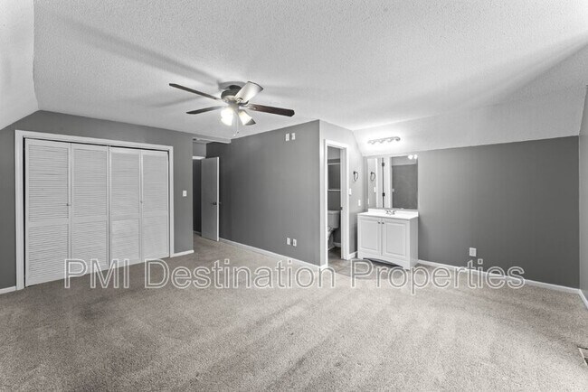 Building Photo - 3201 Creekwood Dr