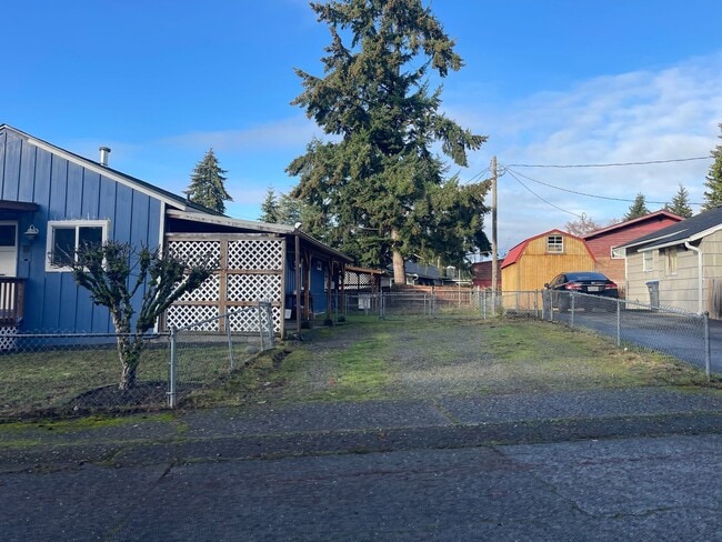 Building Photo - EAST BREMERTON DUPLEX 2 BED 1 BATH
