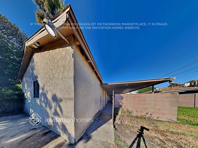 Building Photo - 726 E 99th St