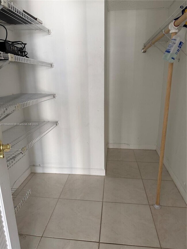 Building Photo - 525 N Ocean Blvd