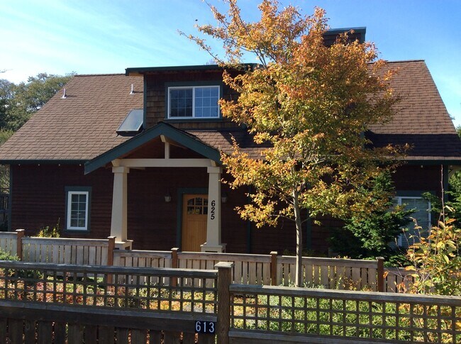 Building Photo - Newer home in Downtown Langley