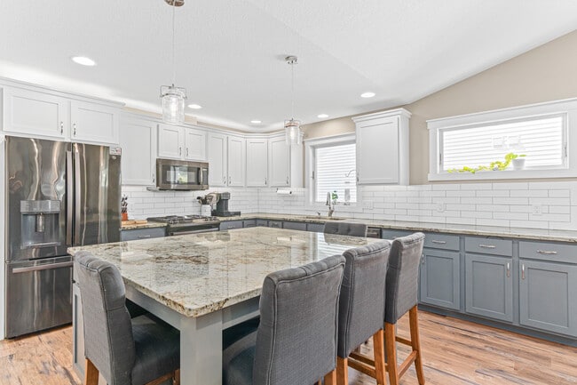 Building Photo - 898 Brentwood Cir