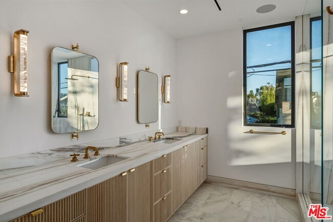 Building Photo - 738 Palms Blvd