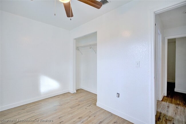 Building Photo - 915 S Waldron Ave