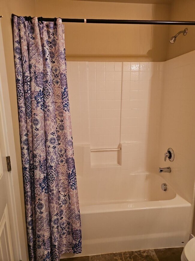 Building Photo - Beautiful 2 bedroom, 2 bath condo in a fab...