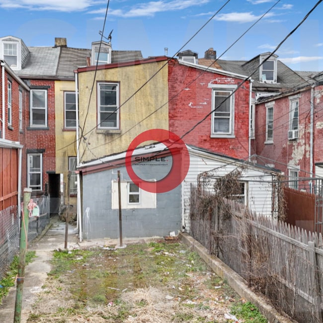 Building Photo - 4 Bedroom / 1 bathroom house