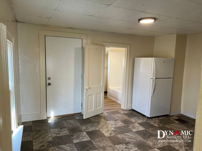 Building Photo - 612 W 11th St