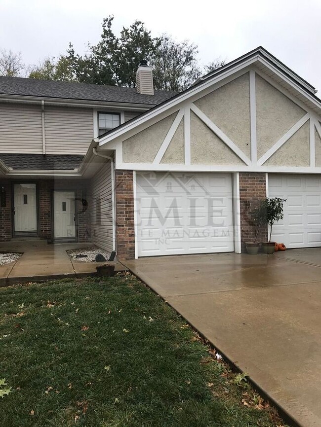 Primary Photo - Spacious 2 bd/1.5 bath TH -Ready to call h...
