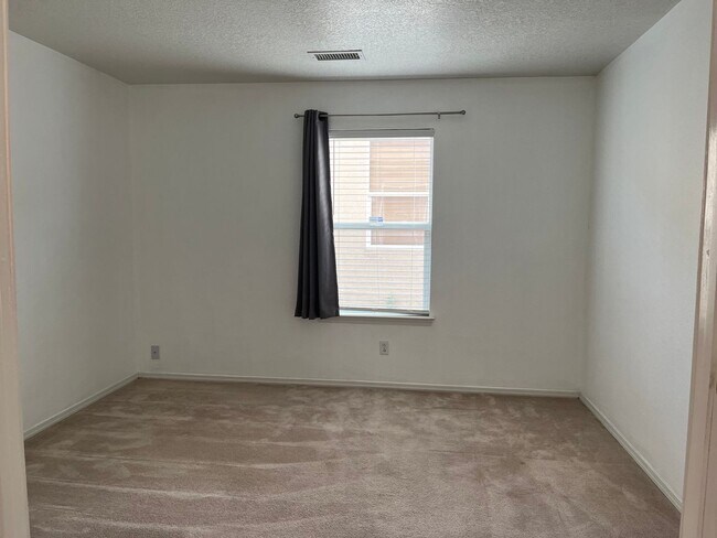 Building Photo - Cozy 2 Bedroom 2 Bathroom Home Located In ...