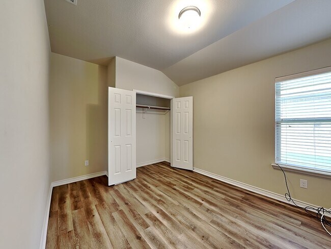 Building Photo - 1329 Villa Paloma Blvd