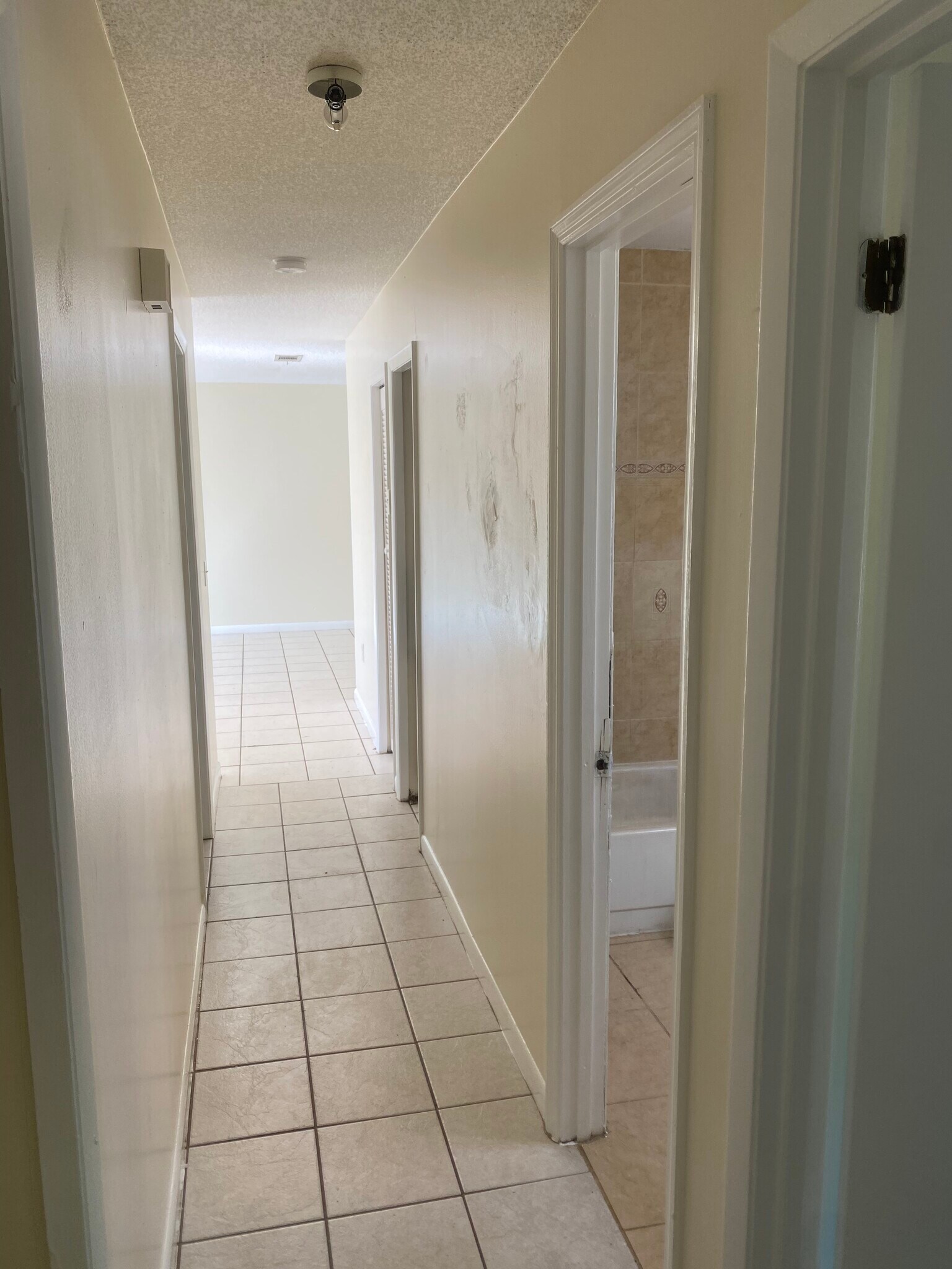 Building Photo - 701 Airoso Rd SE