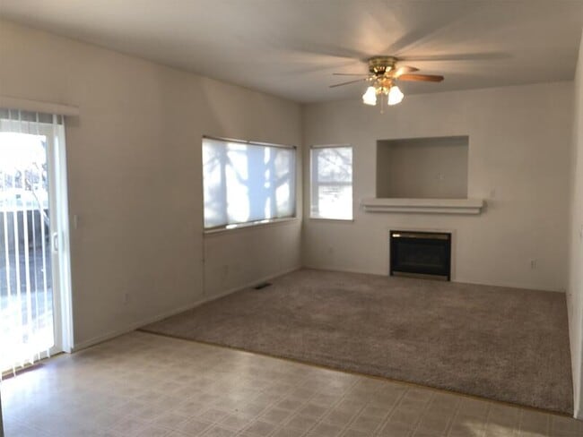 Building Photo - 944 NW Oak Pl