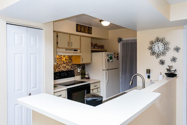 Building Photo - Beautiful Condo with two bedrooms and two full bathrooms across from Celebration, FL