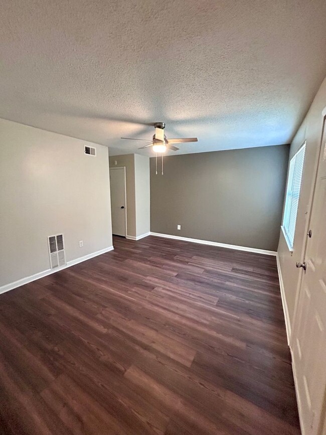 Building Photo - Newly Renovated Duplex In Highland Heights