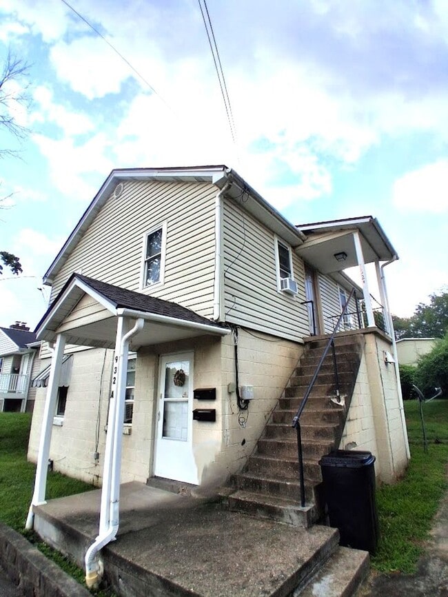 Building Photo - Newly Renovated One Bedroom Apartment in S...