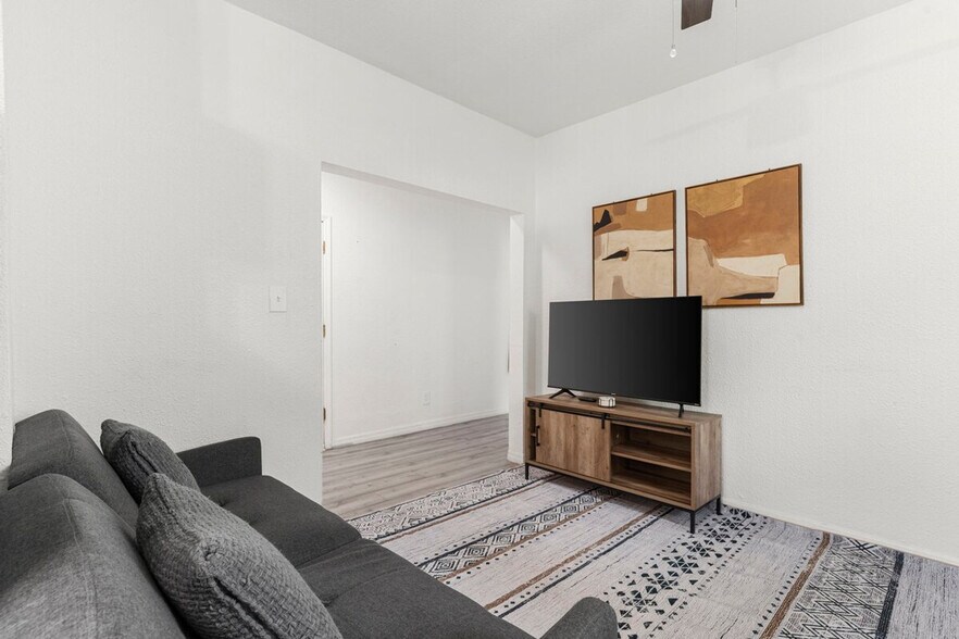 Building Photo - 2218 E 20th Ave