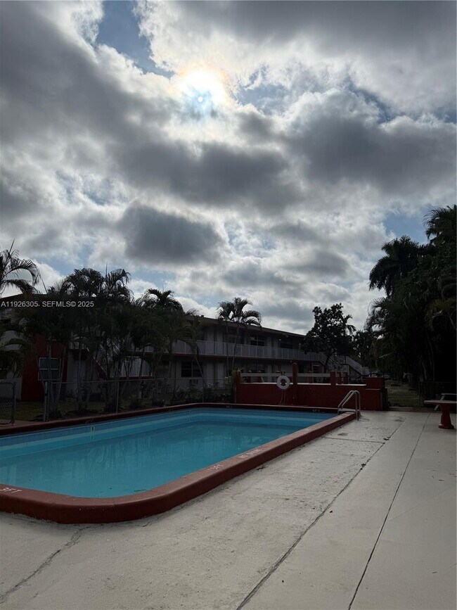 Building Photo - 2915 Plunkett St