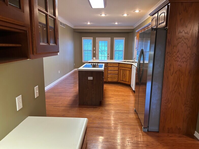 Building Photo - 700 Sudbury Dr