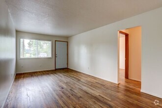 Building Photo - Spacious & Modern Living at Silver Creek I...