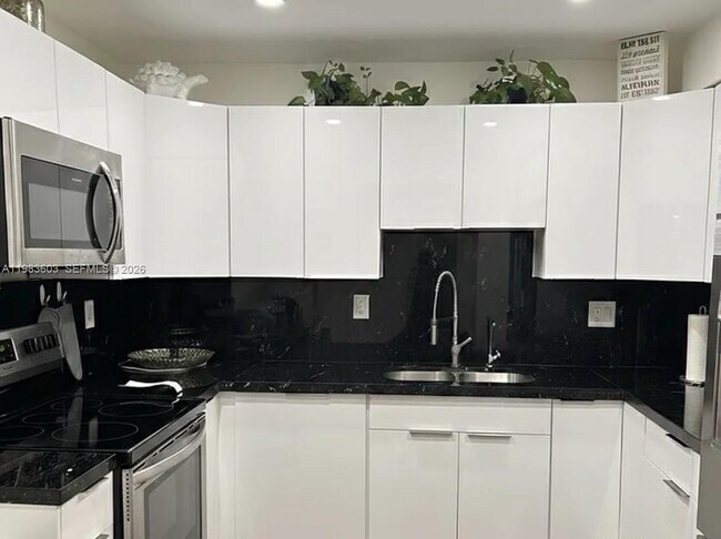 Building Photo - 2450 NE 135th St