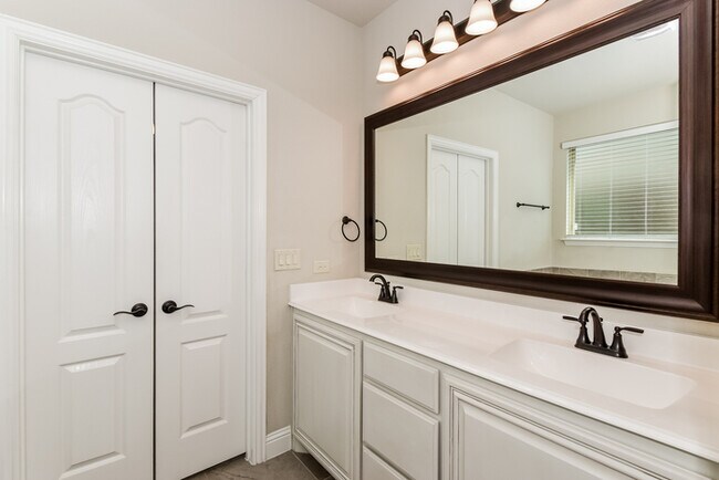 Building Photo - 924 Honey Locust Dr