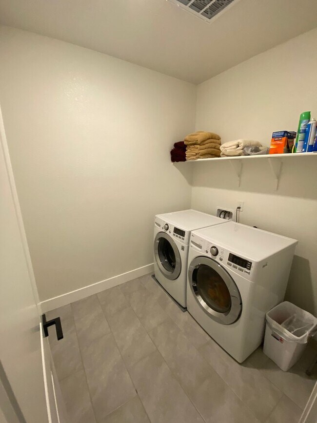 Building Photo - Newer Single Family Home in West Sacramento