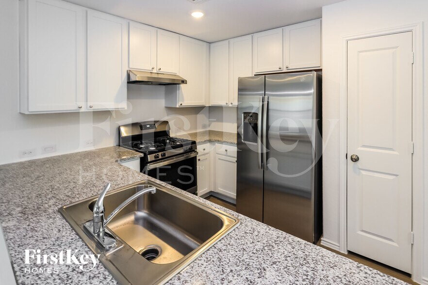 Building Photo - 8011 Nube Medina