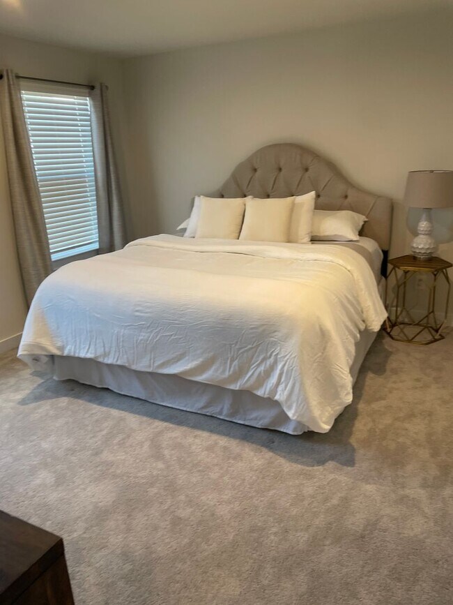 Building Photo - Superlative 6 Bedroom, 5 Bathroom Home in an Upscale Community!