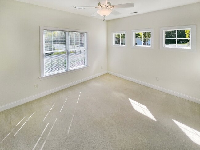 Building Photo - Spacious 3 bedroom/ 2 full bath home in Mi...