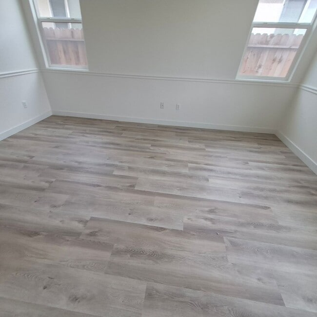 Building Photo - New Flooring throughout; Nice Elk Grove 3 bedroom home! Single story