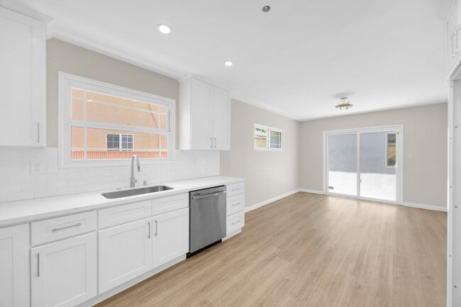 Building Photo - 3 Bedroom and 2 Bathroom Home – Close to C...