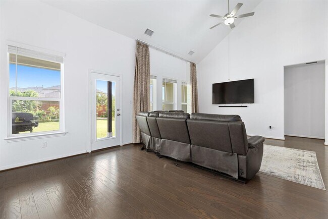 Building Photo - 120 Lenera Dr