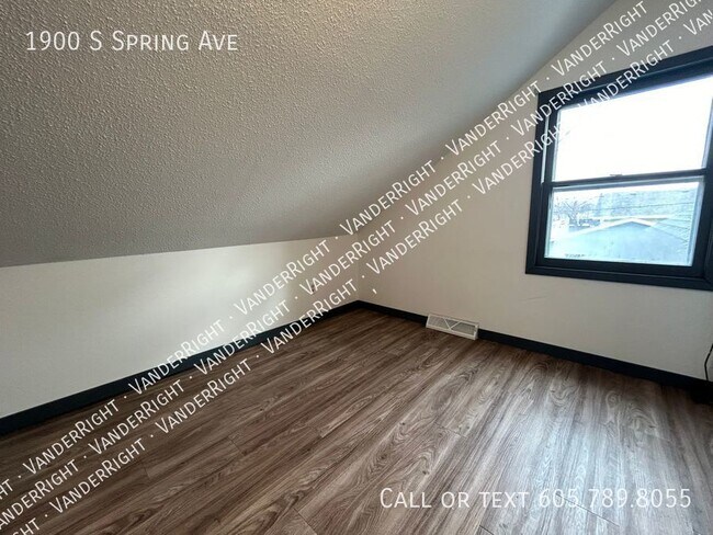 Building Photo - Spacious 4 Bedroom House With Huge Garage!
